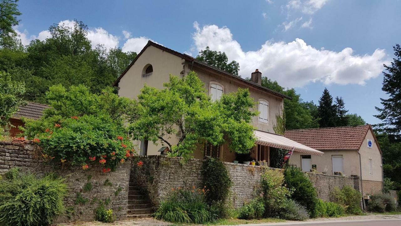 Gîte la Providence Saint-Sernin-du-Plain Extérieur photo